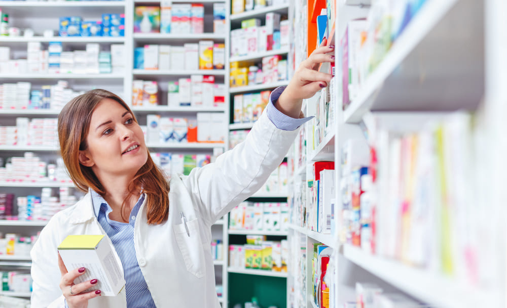 Pharmacienne qui choisit un médicament