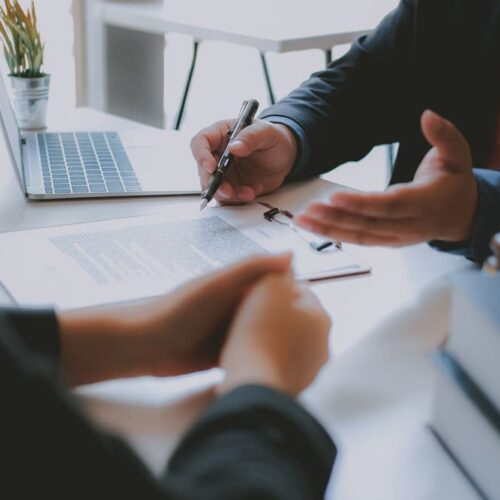 Courtier qui tient un stylo et des papiers sur un bureau