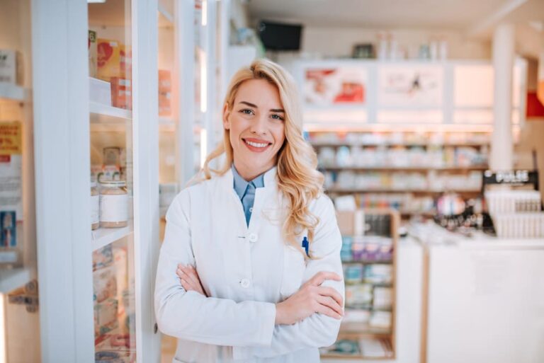 Pharmacienne qui sourit