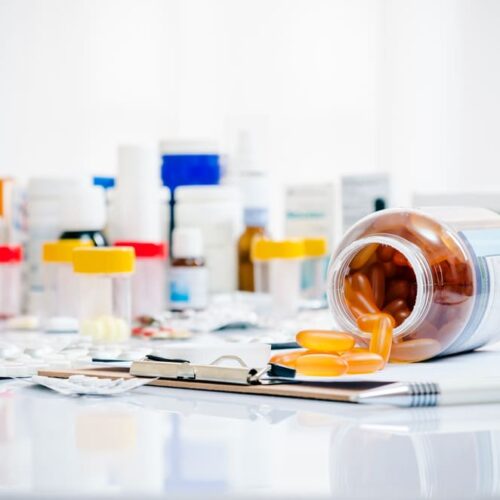 Pots de médicament sur une table en verre